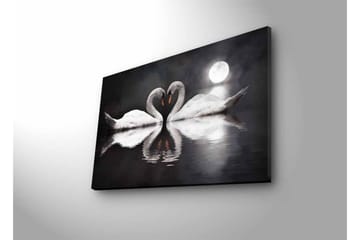 Lerretsbilde med LED-belysning - To svaner som danner et hjerte i en speillignende innsjø under en måne - Hvit / Svart / Grå - Interiør - Maleri & posters - Lerretsbilder