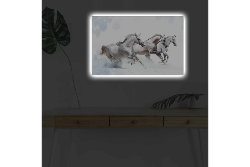 Lerretsbilde med LED-belysning - Tre hvite hester galopperer gjennom et snødekt landskap - Hvit / Lys grå / Blå - Interiør - Maleri & posters - Lerretsbilder