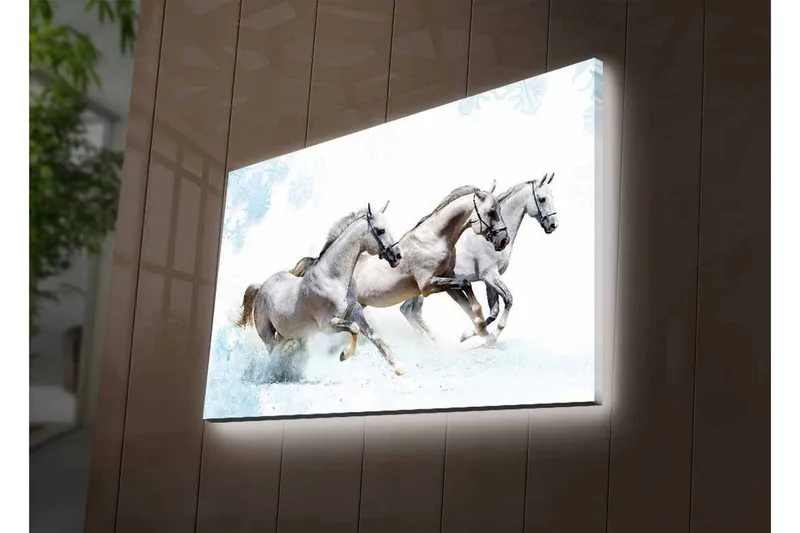 Lerretsbilde med LED-belysning - Tre hvite hester galopperer gjennom et snødekt landskap - Hvit / Lys grå / Blå - Interiør - Maleri & posters - Lerretsbilder