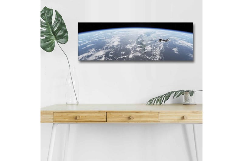 Lerretsbilde med LED-belysning - Utsikt over jorden fra verdensrommet med den internasjonale romstasjonen i fokus - Blå / Hvit / Svart - Interiør - Maleri & posters - Lerretsbilder