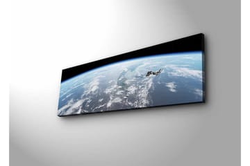 Lerretsbilde med LED-belysning - Utsikt over jorden fra verdensrommet med den internasjonale romstasjonen i fokus - Blå / Hvit / Svart - Interiør - Maleri & posters - Lerretsbilder