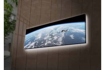 Lerretsbilde med LED-belysning - Utsikt over jorden fra verdensrommet med den internasjonale romstasjonen i fokus - Blå / Hvit / Svart - Interiør - Maleri & posters - Lerretsbilder