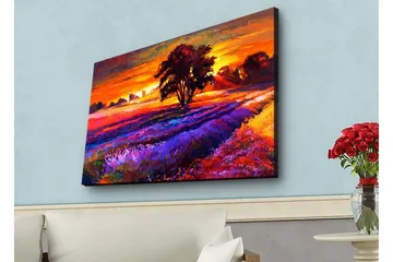 Lerretsbilde med LED-belysning - Vakker landskapsutsikt med et stort tre i solnedgangens farger - Oransje / Lilla / Grønn - Interiør - Maleri & posters - Lerretsbilder