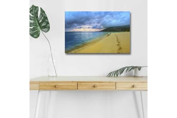 Lerretsbilde med LED-belysning - Vakker strand med fotspor i sanden og en dramatisk himmel - Blå / Sandgul / Grå - Interiør - Maleri & posters - Lerretsbilder