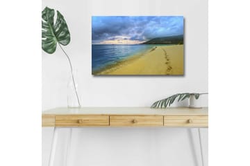 Lerretsbilde med LED-belysning - Vakker strand med fotspor i sanden og en dramatisk himmel - Blå / Sandgul / Grå - Interiør - Maleri & posters - Lerretsbilder