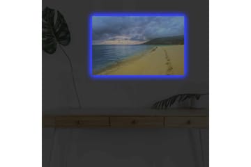 Lerretsbilde med LED-belysning - Vakker strand med fotspor i sanden og en dramatisk himmel - Blå / Sandgul / Grå - Interiør - Maleri & posters - Lerretsbilder