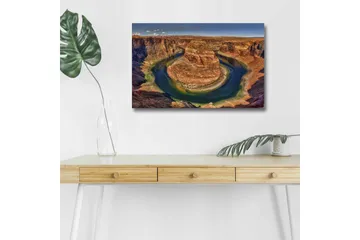 Lerretsbilde med LED-belysning - Vakker utsikt over en svingete elv omgitt av dramatiske klipper - Rød / Grønn / Blå - Interiør - Maleri & posters - Lerretsbilder