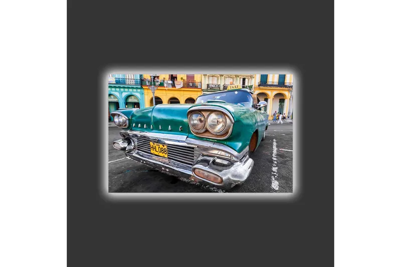Lerretsbilde med LED-belysning - Veteranbil i retrostil med et grønt skjær - Grønn / Sølv / Svart - Interiør - Maleri & posters - Lerretsbilder