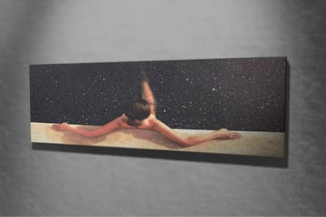 Lerretsbilde - Naken kvinne som strekker seg over et basseng med en stjernehimmel i bakgrunnen - Mørk blå / Beige / Svart - Interiør - Maleri & posters - Lerretsbilder