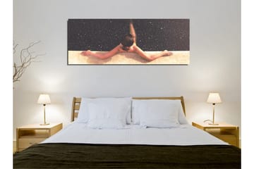 Lerretsbilde - Naken kvinne som strekker seg over et basseng med en stjernehimmel i bakgrunnen - Mørk blå / Beige / Svart - Interiør - Maleri & posters - Lerretsbilder