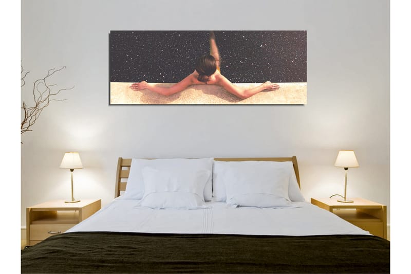Lerretsbilde - Naken kvinne som strekker seg over et basseng med en stjernehimmel i bakgrunnen - Mørk blå / Beige / Svart - Interiør - Maleri & posters - Lerretsbilder