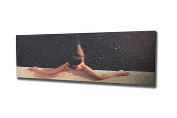 Lerretsbilde - Naken kvinne som strekker seg over et basseng med en stjernehimmel i bakgrunnen - Mørk blå / Beige / Svart - Interiør - Maleri & posters - Lerretsbilder