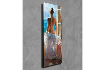 Lerretsbilde - Naken kvinne står ved et vindu med utsikt over havet - Blå / Hvit / Beige - Interiør - Maleri & posters - Lerretsbilder