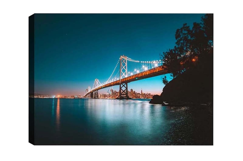 Lerretsbilde - Opplyst bro over en stille vannflate med byens skyline i bakgrunnen, Blå / Oransje / Svart