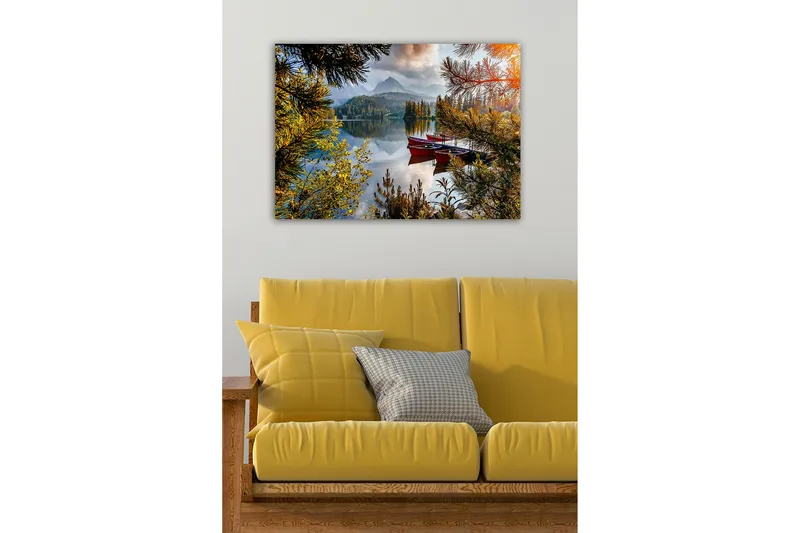 Lerretsbilde - Rolig innsjø med røde båter omgitt av frodige trær og fjell i bakgrunnen - Grønn / Rød / Blå - Interiør - Maleri & posters - Lerretsbilder