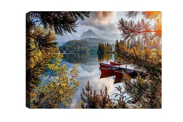 Lerretsbilde - Rolig innsjø med røde båter omgitt av frodige trær og fjell i bakgrunnen - Grønn / Rød / Blå - Interiør - Maleri & posters - Lerretsbilder