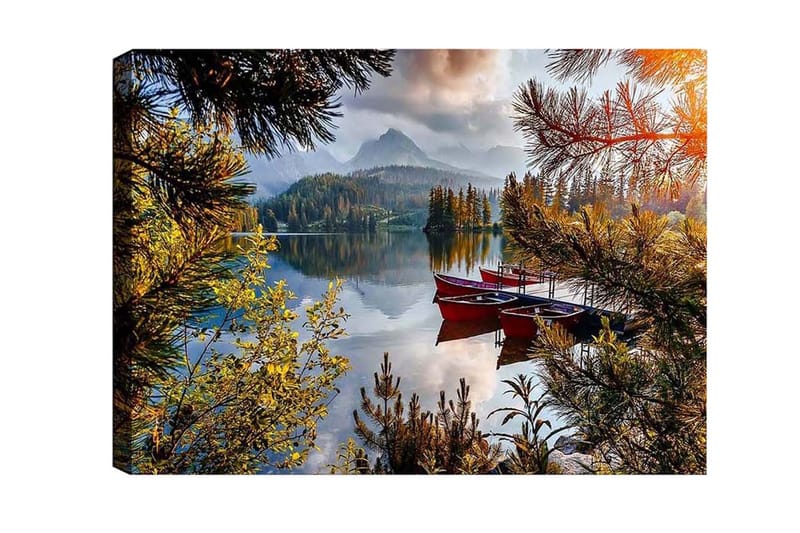 Lerretsbilde - Rolig innsjø med røde båter omgitt av frodige trær og fjell i bakgrunnen, Grønn / Rød / Blå