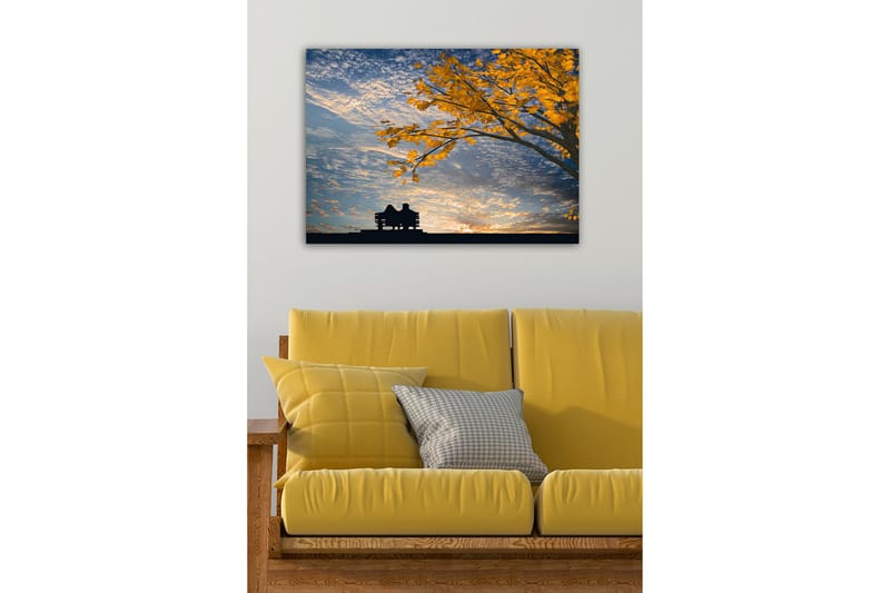 Lerretsbilde - Silhuett av et par som sitter på en benk under et tre med gyldne høstblader - Gull / Blå / Svart - Interiør - Maleri & posters - Lerretsbilder