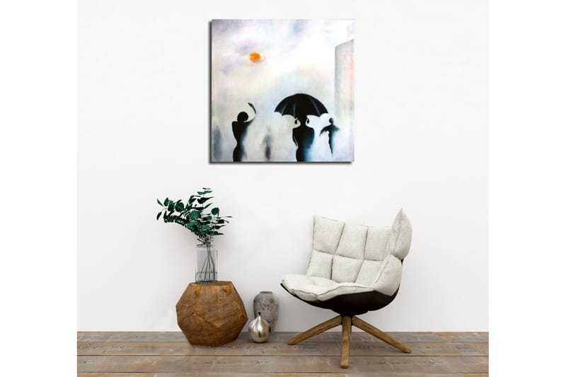 Lerretsbilde - Silhuetter av mennesker med paraplyer i et tåkete bymiljø - Svart / Grå / Oransje - Interiør - Maleri & posters - Lerretsbilder