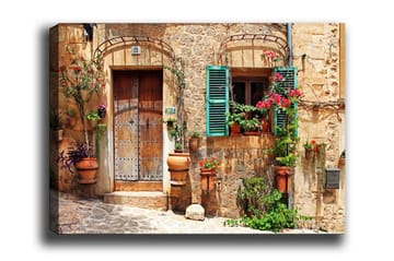 Lerretsbilde - Sjarmerende husfasade med blomster og grønne skodder - Terrakotta / Grønn / Beige - Interiør - Maleri & posters - Lerretsbilder