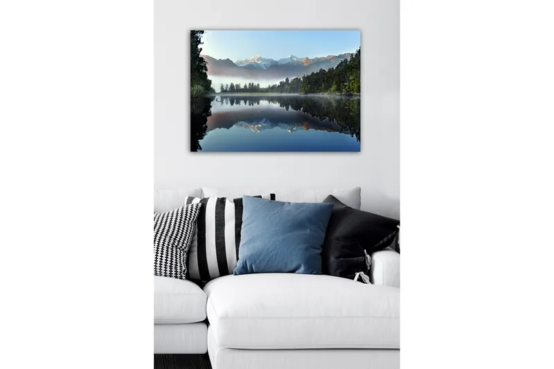 Lerretsbilde - Speillignende fjell og skog ved en stille innsjø - Mørk grønn / Blå / Hvit - Interiør - Maleri & posters - Lerretsbilder