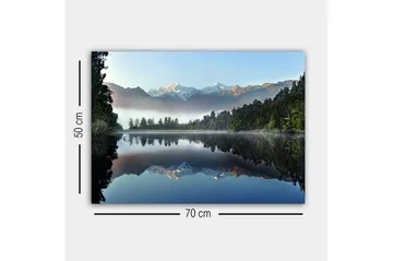 Lerretsbilde - Speillignende fjell og skog ved en stille innsjø - Mørk grønn / Blå / Hvit - Interiør - Maleri & posters - Lerretsbilder