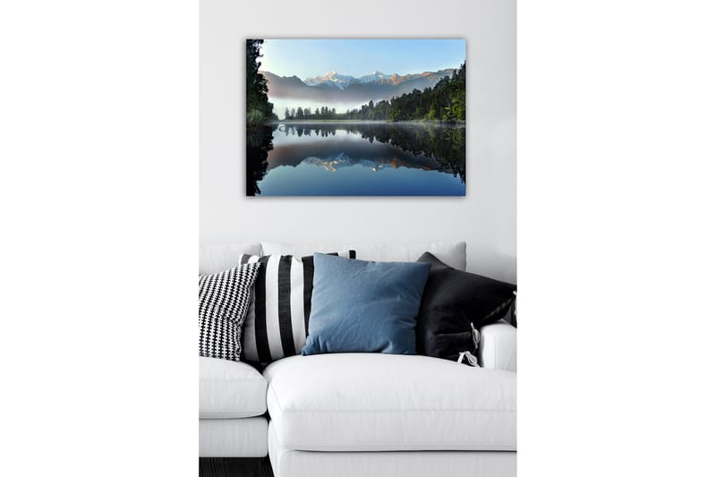 Lerretsbilde - Speillignende fjell og skog ved en stille innsjø - Mørk grønn / Blå / Hvit - Interiør - Maleri & posters - Lerretsbilder