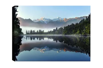 Lerretsbilde - Speillignende fjell og skog ved en stille innsjø - Mørk grønn / Blå / Hvit - Interiør - Maleri & posters - Lerretsbilder