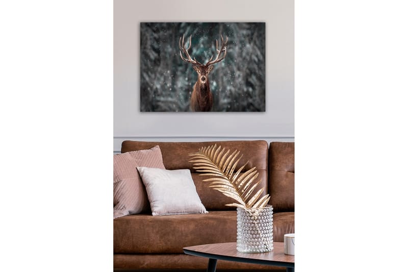 Lerretsbilde - Statlig elg med imponerende gevir i et snødekt skogsmiljø - Brun / Grå / Hvit - Interiør - Maleri & posters - Lerretsbilder