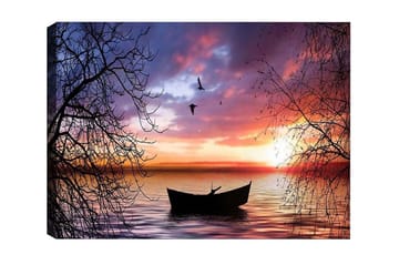 Lerretsbilde - Stemningsfull solnedgang over en rolig innsjø med en båt i fokus - Lilla / Oransje / Svart - Interiør - Maleri & posters - Lerretsbilder