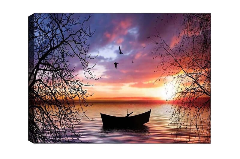 Lerretsbilde - Stemningsfull solnedgang over en rolig innsjø med en båt i fokus, Lilla / Oransje / Svart