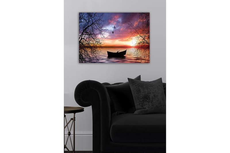 Lerretsbilde - Stemningsfull solnedgang over en rolig innsjø med en båt i fokus - Lilla / Oransje / Svart - Interiør - Maleri & posters - Lerretsbilder