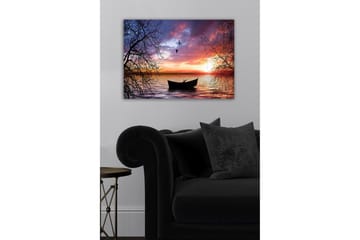 Lerretsbilde - Stemningsfull solnedgang over en rolig innsjø med en båt i fokus - Lilla / Oransje / Svart - Interiør - Maleri & posters - Lerretsbilder
