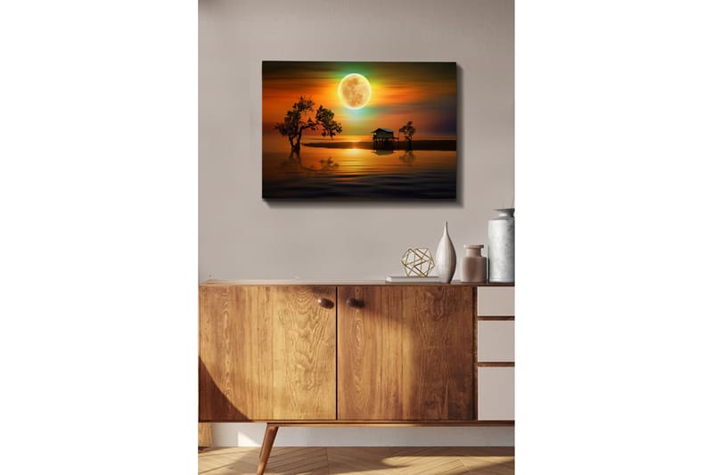 Lerretsbilde - Stemningsfullt landskap med en hytte ved vannet under en stor fullmåne - Oransje / Blå / Grønn - Interiør - Maleri & posters - Lerretsbilder