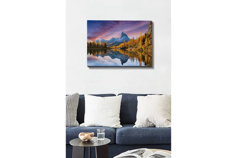 Lerretsbilde - Storslått fjellandskap med refleksjon i innsjø - Gull / Blå / Grå - Interiør - Maleri & posters - Lerretsbilder