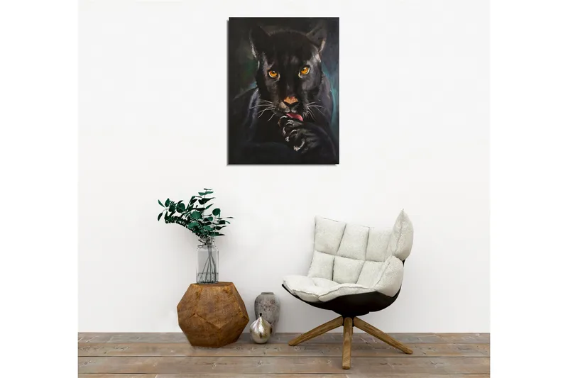 Lerretsbilde - Svart panter med intense øyne som slikker poten sin - Svart / Gull / Mørkegrønn - Interiør - Maleri & posters - Lerretsbilder