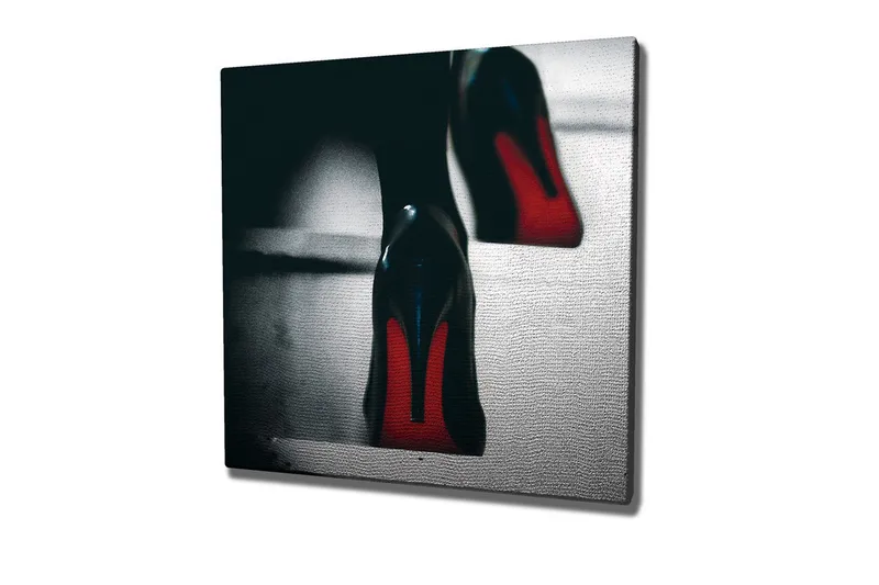 Lerretsbilde - Svarte høyhælte sko med røde detaljer, Svart / Rød