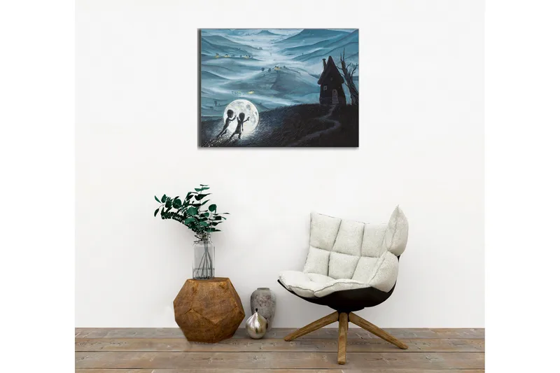 Lerretsbilde - To barn som leker med en stor måne i et drømmeaktig landskap - Mørk blå / Lys grå / Svart - Interiør - Maleri & posters - Lerretsbilder