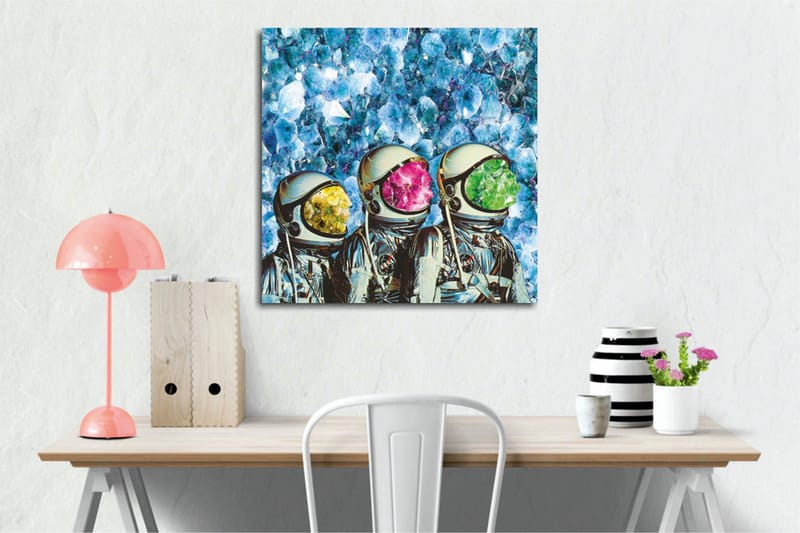 Lerretsbilde - Tre astronauter med fargerike hjelmer i en krystallklar bakgrunn - Blå / Grønn / Rosa - Interiør - Maleri & posters - Lerretsbilder