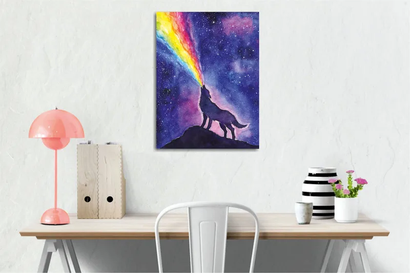 Lerretsbilde - Ulv som hyler mot en fargerik regnbue på nattehimmelen - Mørk blå / lilla / regnbuefarger - Interiør - Maleri & posters - Lerretsbilder