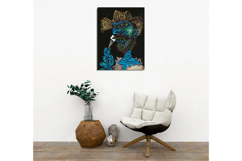 Lerretsbilde - Uttrykksfullt portrett av en mann med fargerike detaljer og en dramatisk bakgrunn - Blå / Svart / Gul - Interiør - Maleri & posters - Lerretsbilder