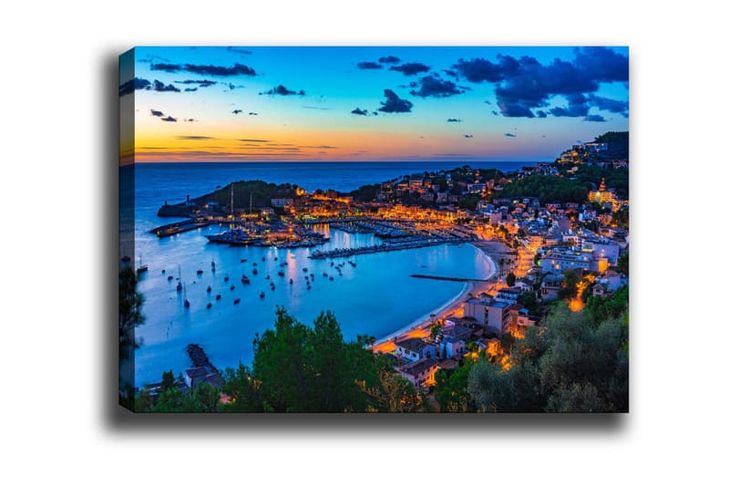 Lerretsbilde - Vakker kystby i skumringen med båter i havnen, Blå / Oransje / Grønn