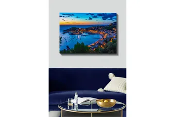 Lerretsbilde - Vakker kystby i skumringen med båter i havnen - Blå / Oransje / Grønn - Interiør - Maleri & posters - Lerretsbilder