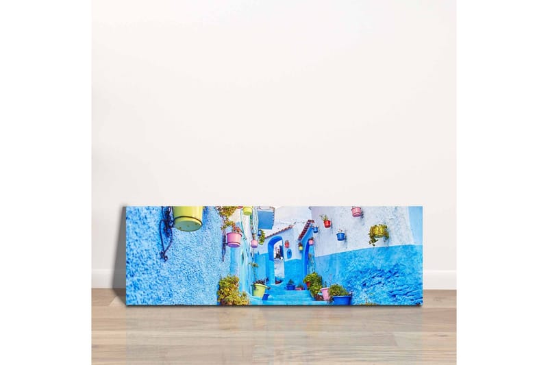 Lerretsbilde - Vakker smug med blå vegger og fargerike blomsterpotter - Blå / Hvit / Gul - Interiør - Maleri & posters - Lerretsbilder