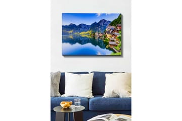 Lerretsbilde - Vakker utsikt over innsjøen med fargerike hus ved kysten og majestetiske fjell i bakgrunnen - Blå / Grønn / Gul - Interiør - Maleri & posters - Lerretsbilder