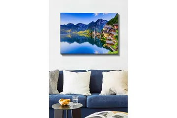 Lerretsbilde - Vakker utsikt over innsjøen med fargerike hus ved kysten og majestetiske fjell i bakgrunnen - Blå / Grønn / Gul - Interiør - Maleri & posters - Lerretsbilder