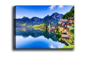 Lerretsbilde - Vakker utsikt over innsjøen med fargerike hus ved kysten og majestetiske fjell i bakgrunnen - Blå / Grønn / Gul - Interiør - Maleri & posters - Lerretsbilder