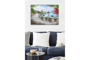 Lerretsbilde - Vakker utsikt over innsjøen med promenade og blomster i potter - Grønn / Blå / Rosa - Interiør - Maleri & posters - Lerretsbilder