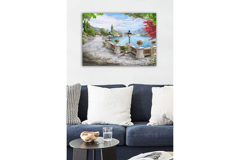 Lerretsbilde - Vakker utsikt over innsjøen med promenade og blomster i potter - Grønn / Blå / Rosa - Interiør - Maleri & posters - Lerretsbilder