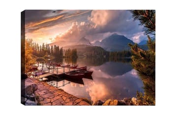 Lerretsbilde - Vakkert innsjølandskap med robåter ved solnedgang - Oransje / Grønn / Blå - Interiør - Maleri & posters - Lerretsbilder